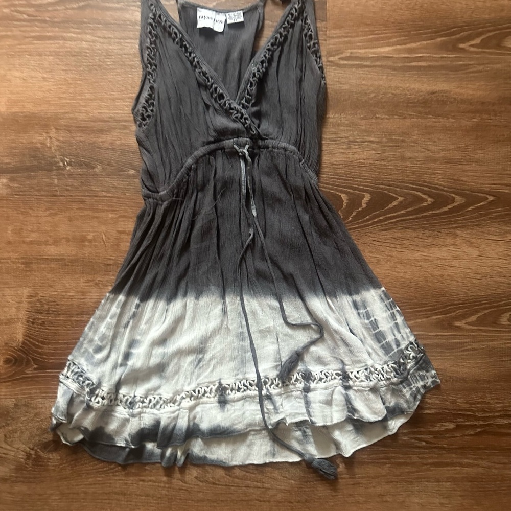 Raya Sun Gray and White Sleeveless Dress
